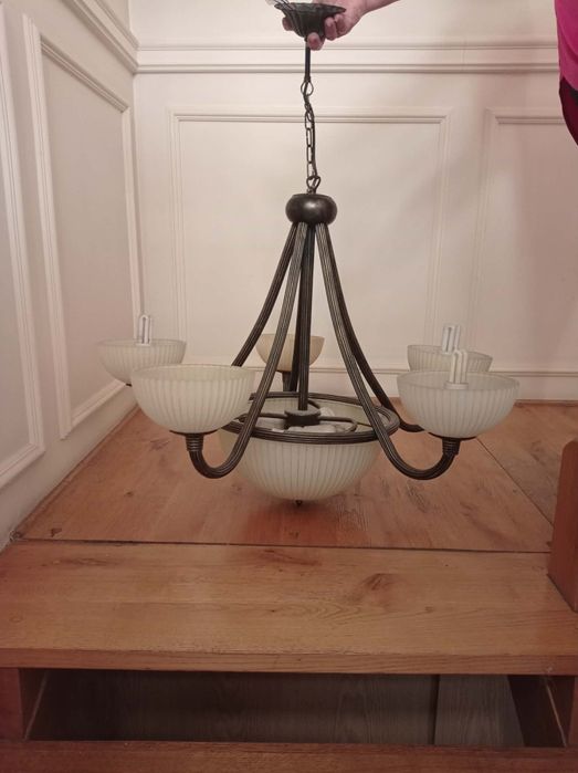 Mosiężny elegancki żyrandol