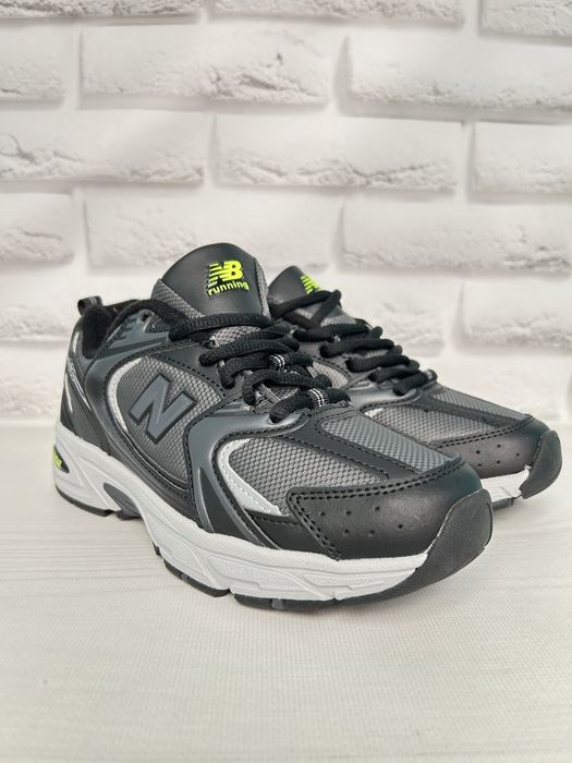 Популярна модель кросівок 530.