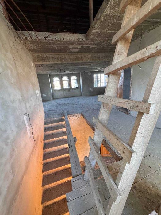 Продається будинок у самому центрі Боян
