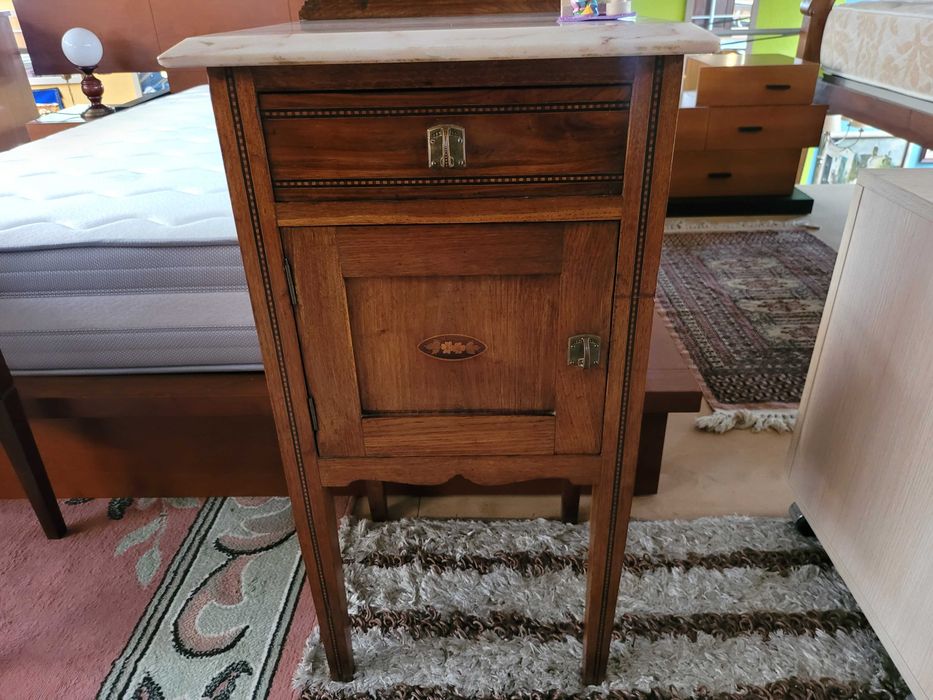 Mesa de cabeceira antiga em óptimo estado geral