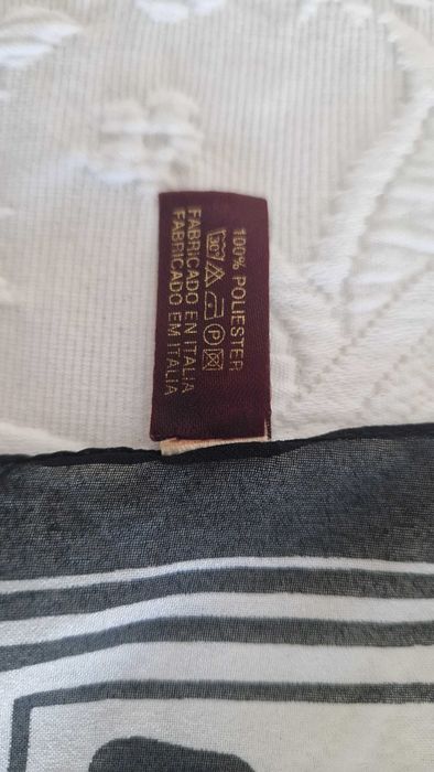 Lenço estampado preto e branco El Corte Inglês