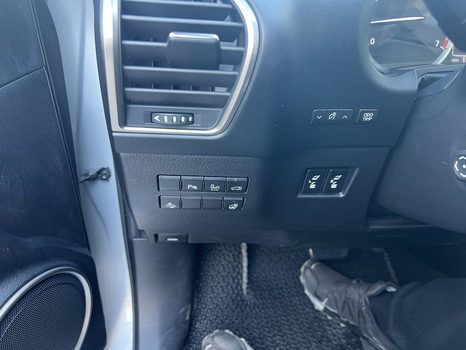 Продаю Lexus NX 200