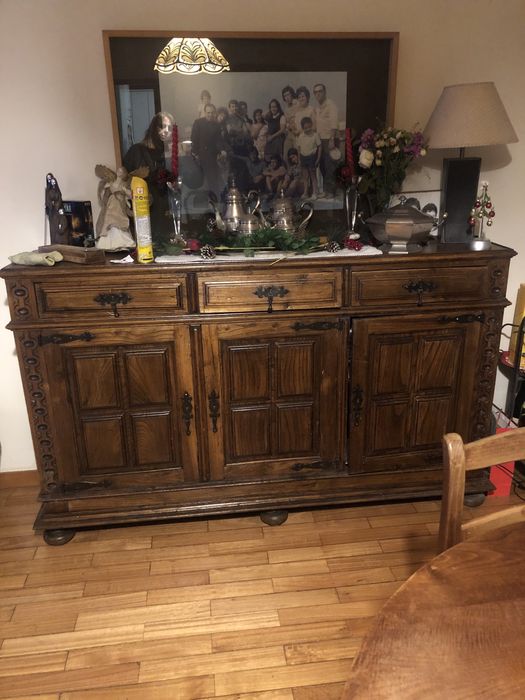 Conjunto moveis de sala -mesa com 6 cadeiras, e dois moveis.