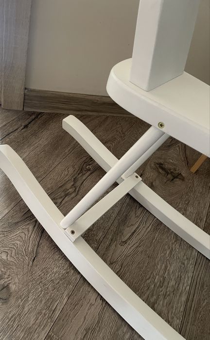 Drewniany konik na biegunach biały