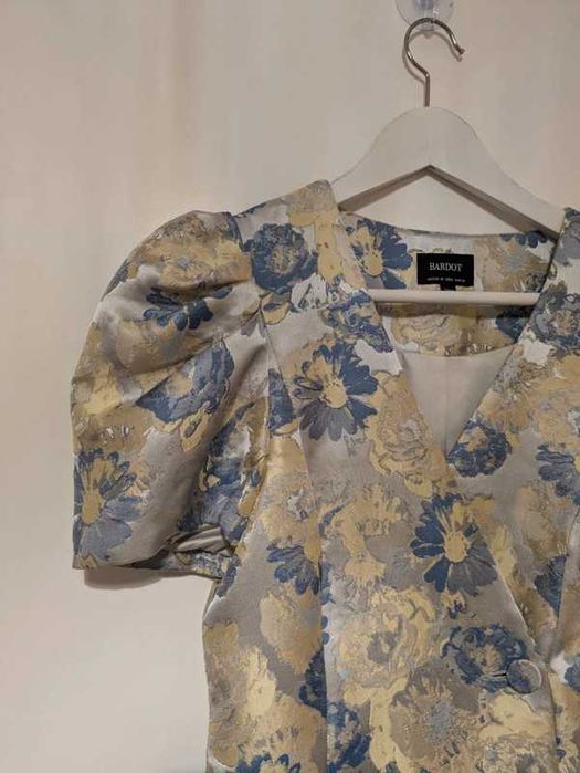 Vestido floral com botões Bardot