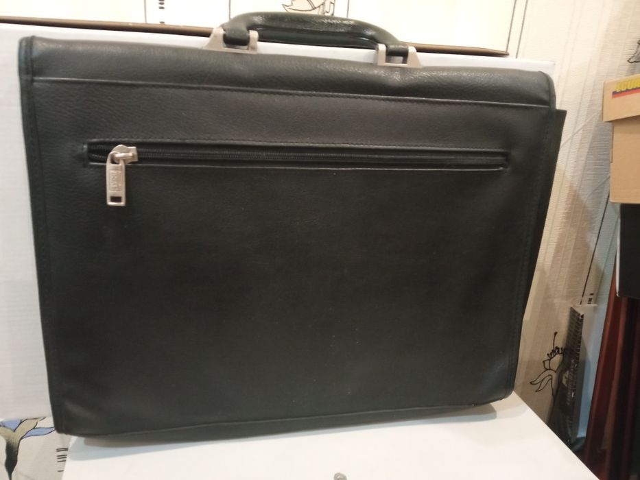 Продам портфель из ЭКО кожи Professional  c кодовым замком.