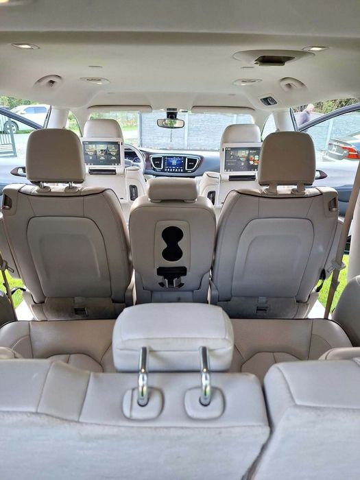 Chrysler Pacifica Chrysler Pacyfica limited 2017, 8 osob.