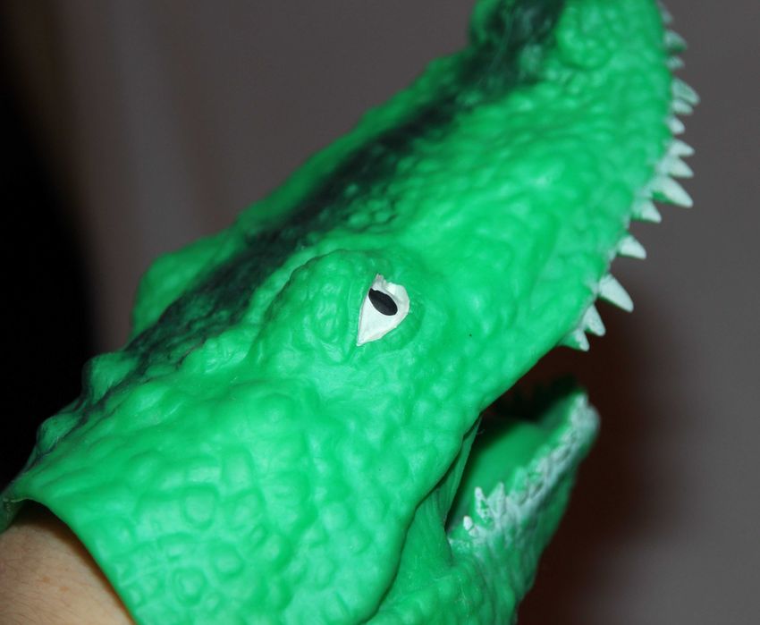 Gumowa pacynka na ręke krokodyle