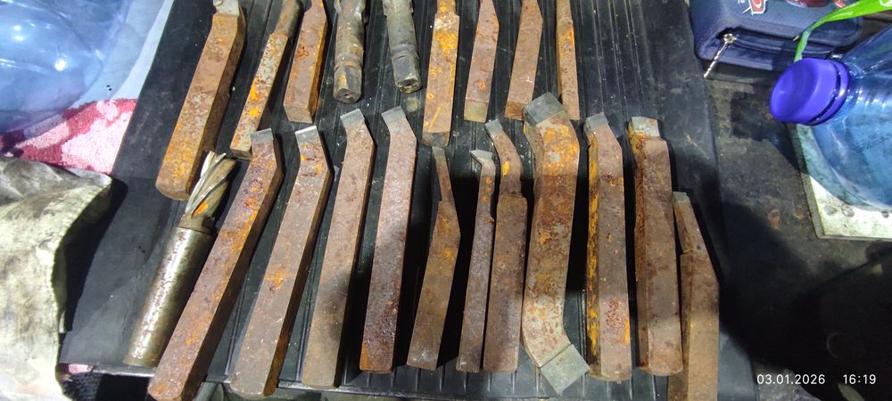 Резцы для токарного станка, фреза, метчик