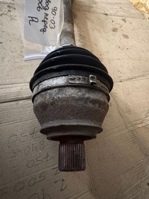 Приводний вал передній правий (піввісь) Volkswagen T4 1.9 TD 1990-2003