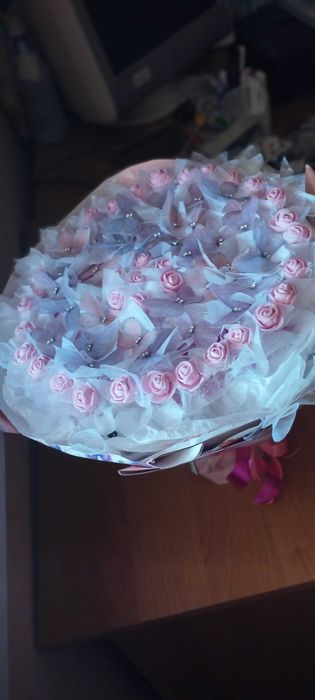 Букет з метеликів і квітів