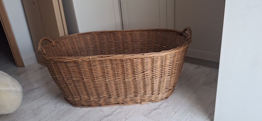 Duży wiklinowy kosz