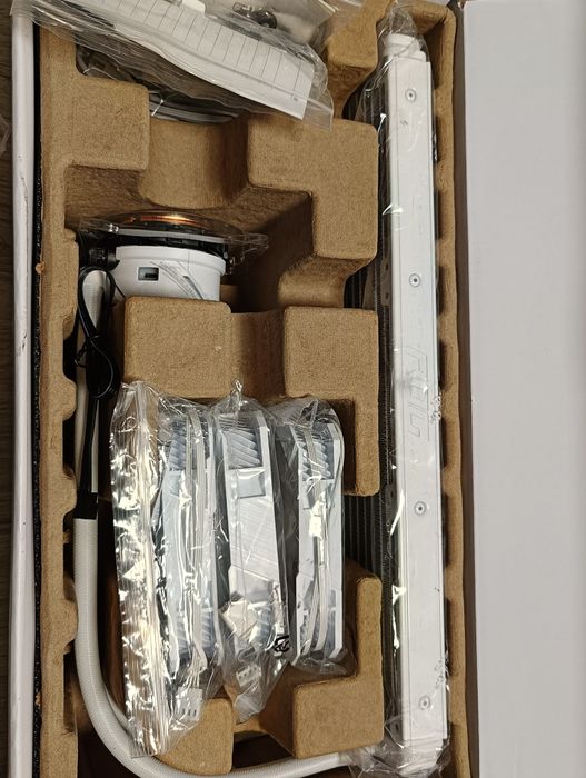 To jest chłodzenie wodne All-in-One (AIO) ASUS ROG Strix LC II 360 ARG