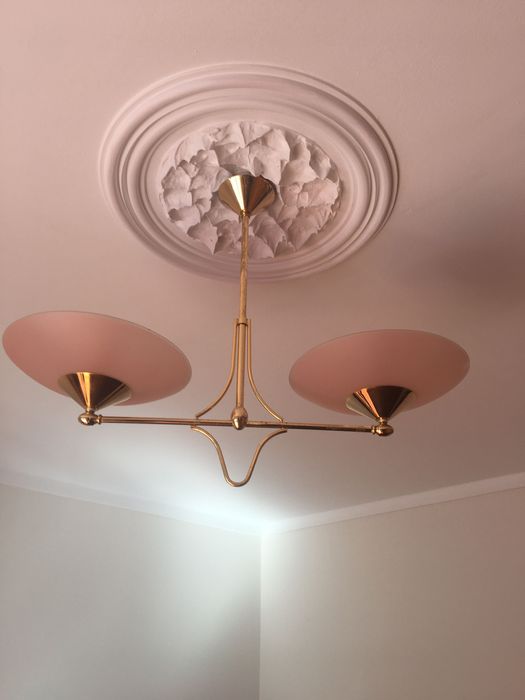 Elegantes candeeiros de teto e de mesa