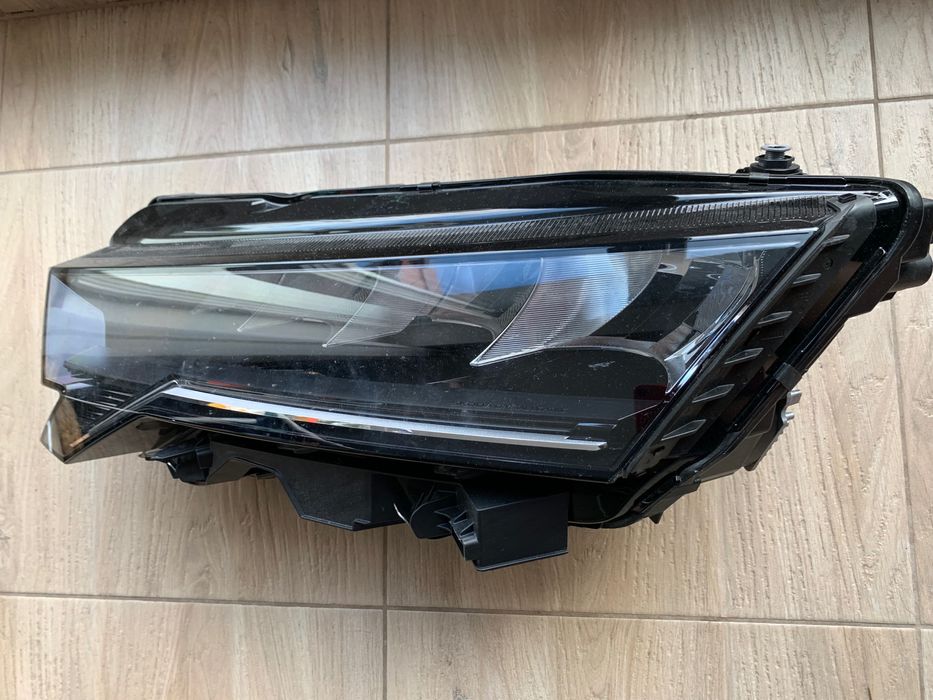 Lampa reflektor Led lewa przód Skoda Octavia IV