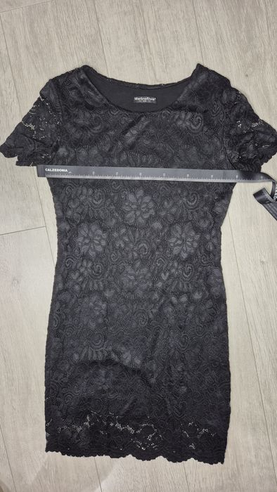 Czarna sukienka mini koronkowa