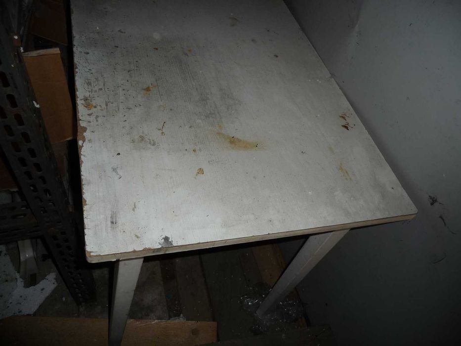 Stół kuchenny używany jako roboczy