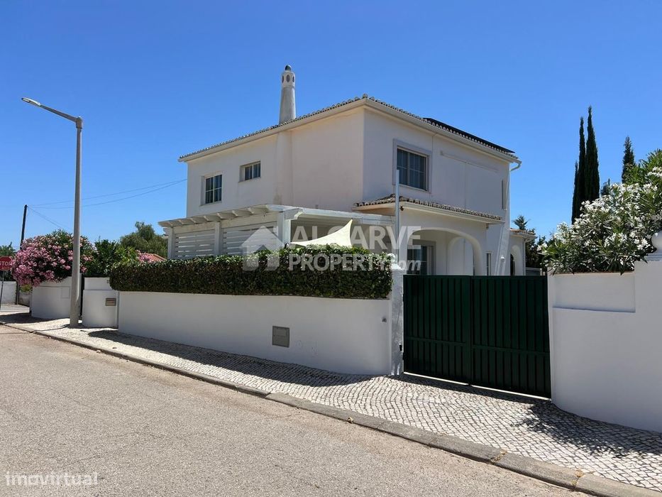 Moradia V3+1 com Piscina Privada em Boliqueime