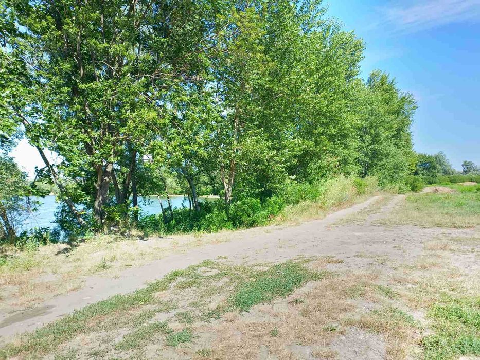 Продаж ділянки під забудову перша лінія від водойми на Троєщині без%