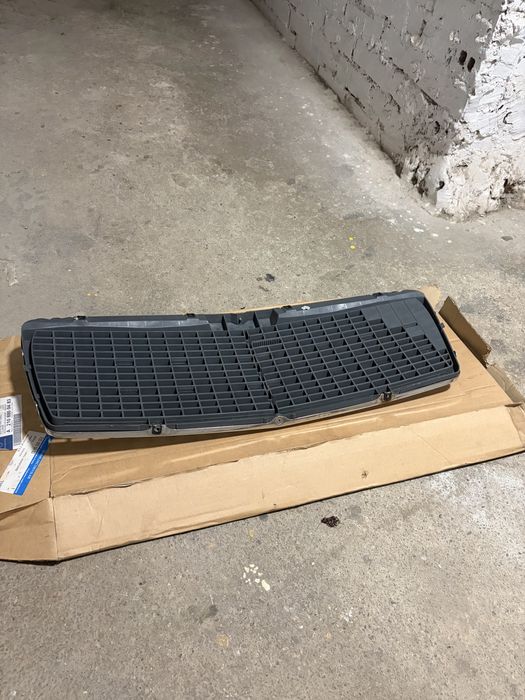 Witam sprzedam oryginalny grill do mercedesa w211  z opakowniem