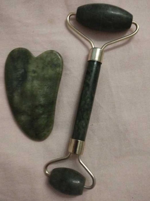 Roller wałek masażer do twarzy + kamień gua sha do masażu twarzy/ciała