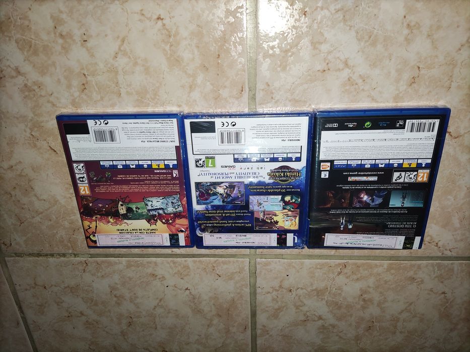 Vendo 3 jogos ps4 novos.