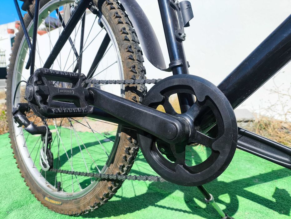 Bicicleta urbana/BTT revista, com mudanças Shimano e acessórios