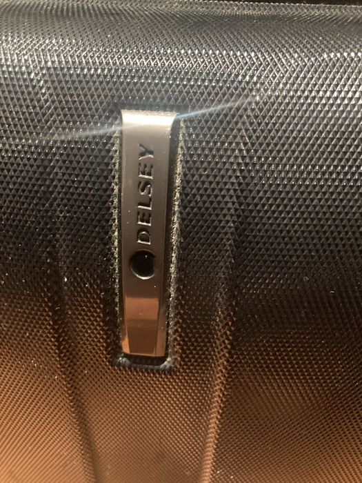 Mala viagem rigida tamanho medio (marca Delsey)