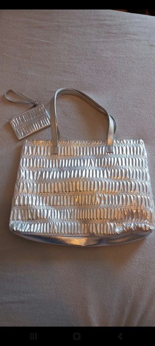 Srebrna niezapinana torebka z portfelem/minisaszetka z paskiem na nap