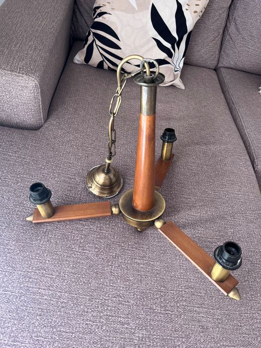 Candeeiro de tecto em madeira