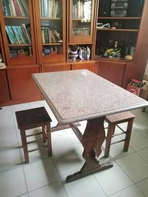 Mesa Granito conjunto com 4 bancos de madeira