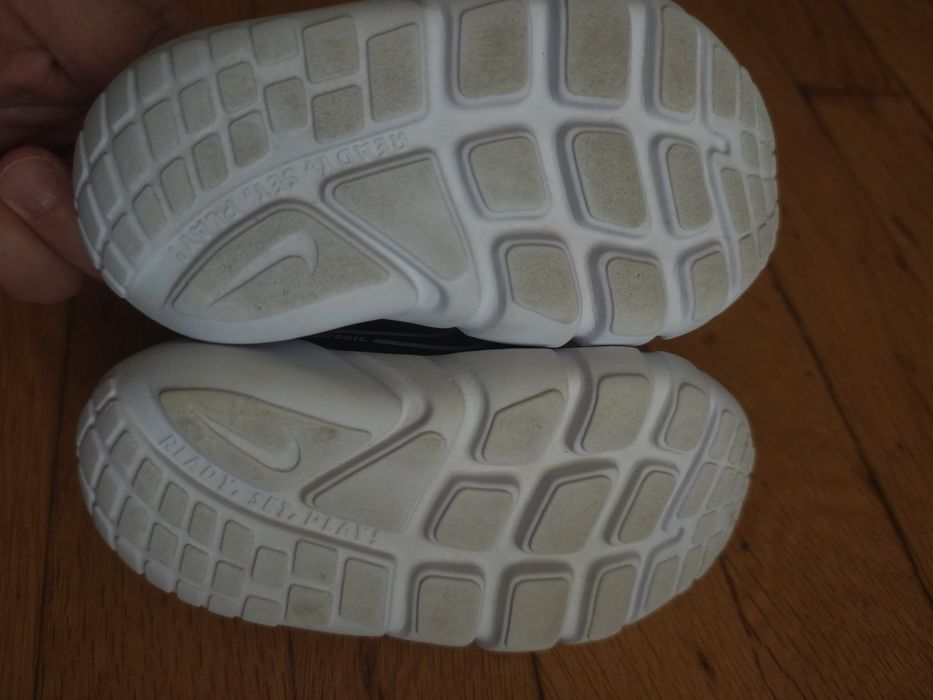 Adidaski chlopięce marki Nike r.23,5