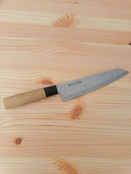 japoński nóż z drewnianą rączką