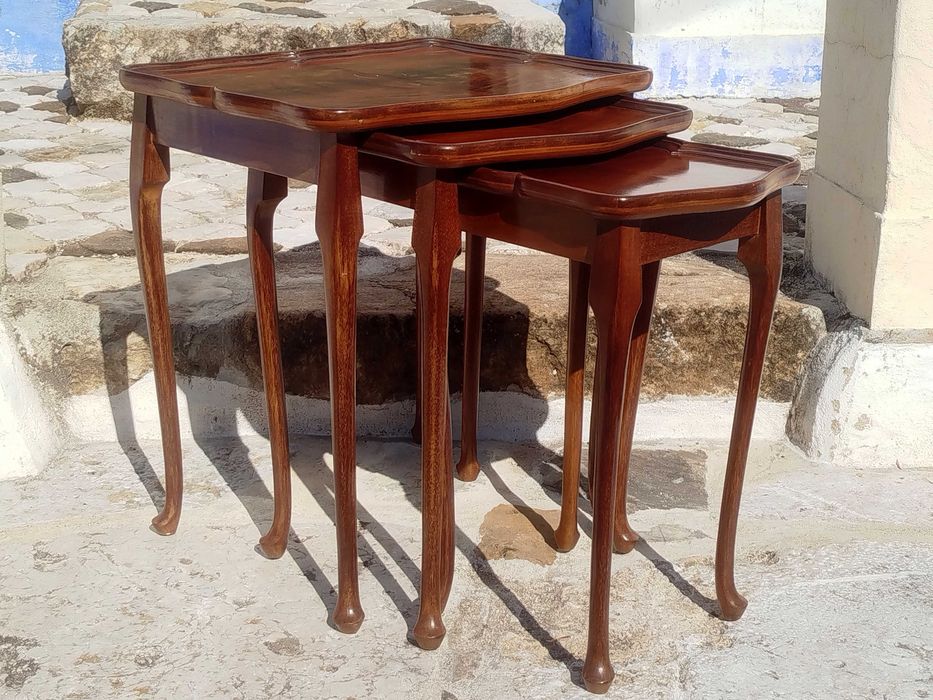 Conjunto de 3 Mesas de Encaixe "Mesa Mãe" Moveis Antigos em Mogno Polido