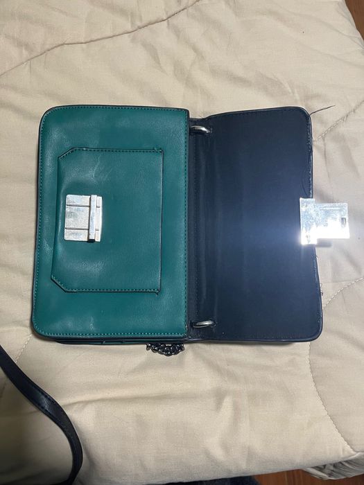 Mala verde com corrente