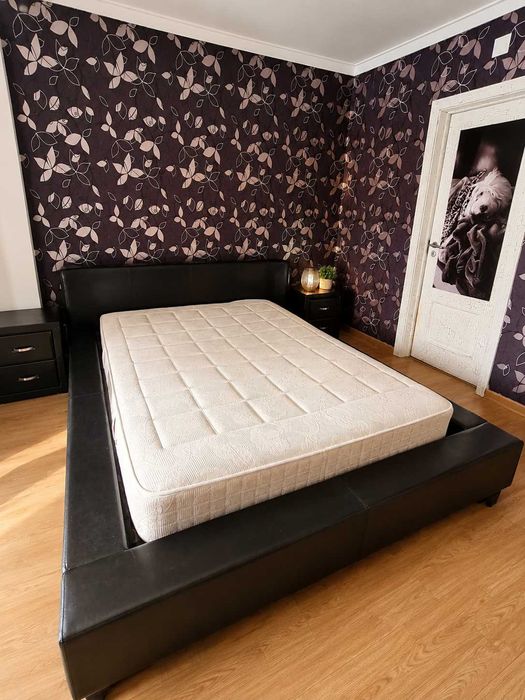 Cama de casal em pele preta – elegante e robusta
