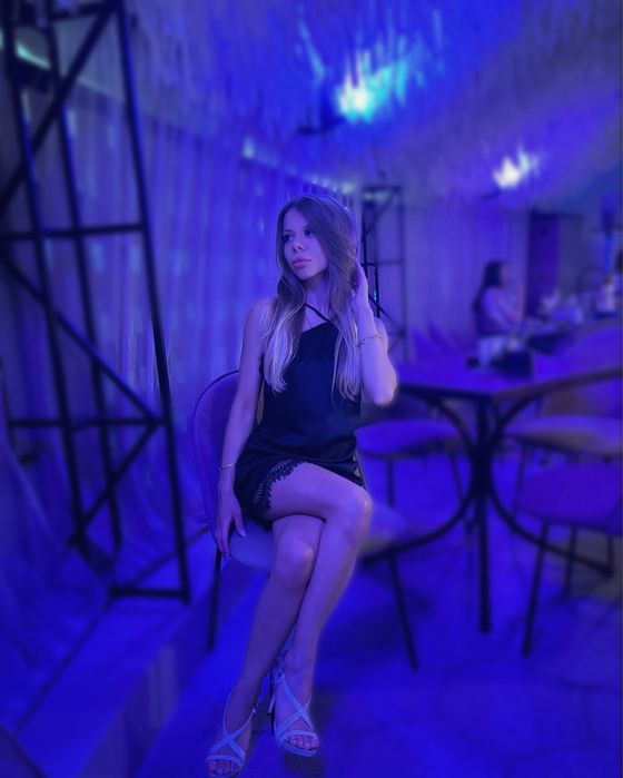 Шовкова сукня з мереживом