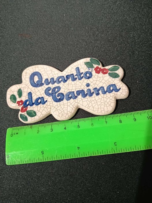 Placa cerâmica pintada à mão “Quarto da Carina” – decoração única
