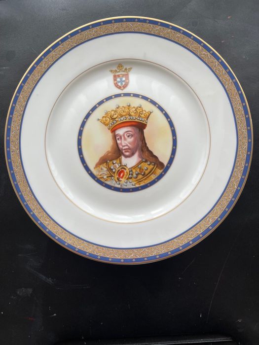 Novos! Coleção 7 pratos Porcelana das Índias com fio de ouro Monarquia