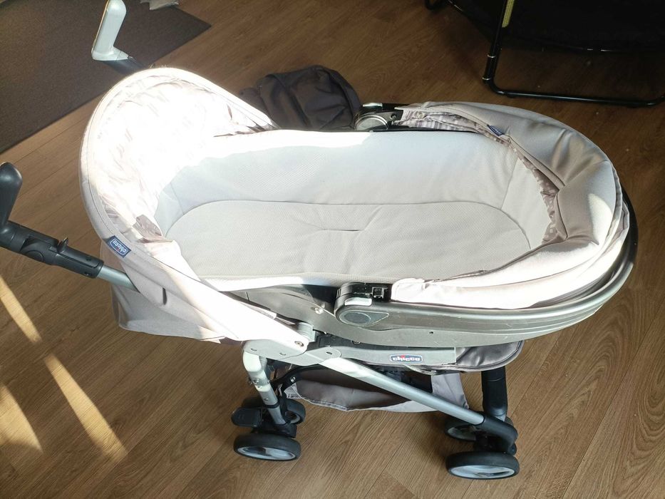 Carrinho de bebé com alcofa Chicco