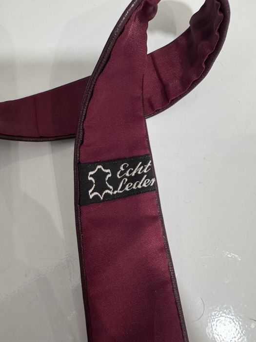 Swietny unikatowy burgundowy krawat ze skory naturalnej vintage