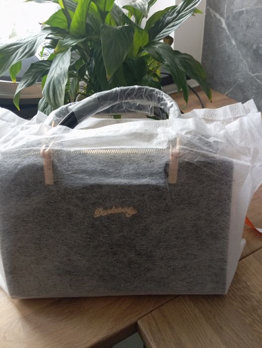 Elegancka torebka z czarnej lakierowanej skóry ze złotymi dodatkami