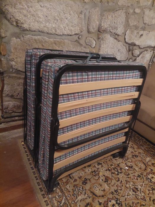 2 camas dobráveis com colchão