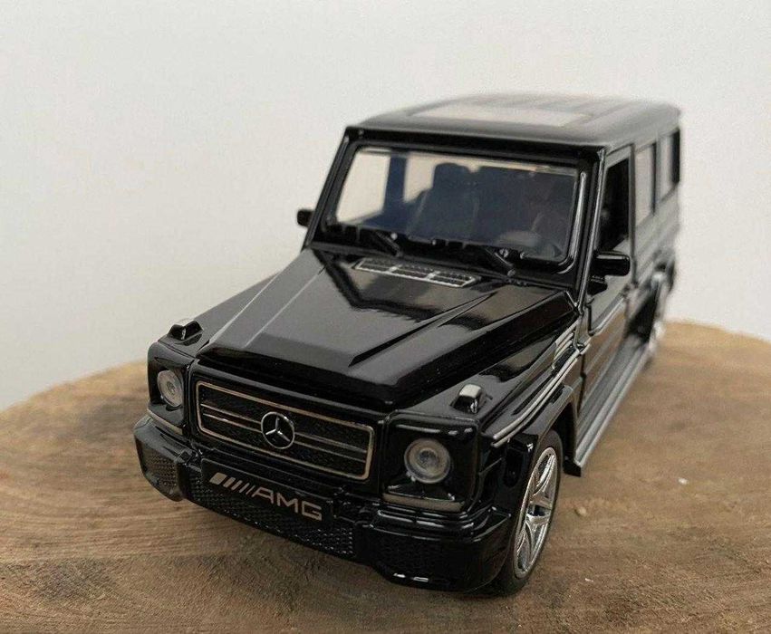Модель автомобіля Mercedes AMG G65, чорна