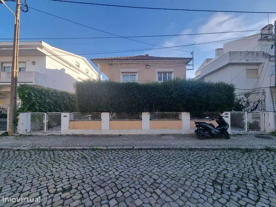 Propriedade Térrea composta por 2 apartamentos T2 e jardim comum