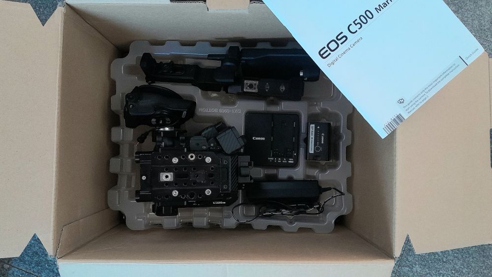 Canon EOS C500 Mark II com Cage e mount para bateria V-Lock