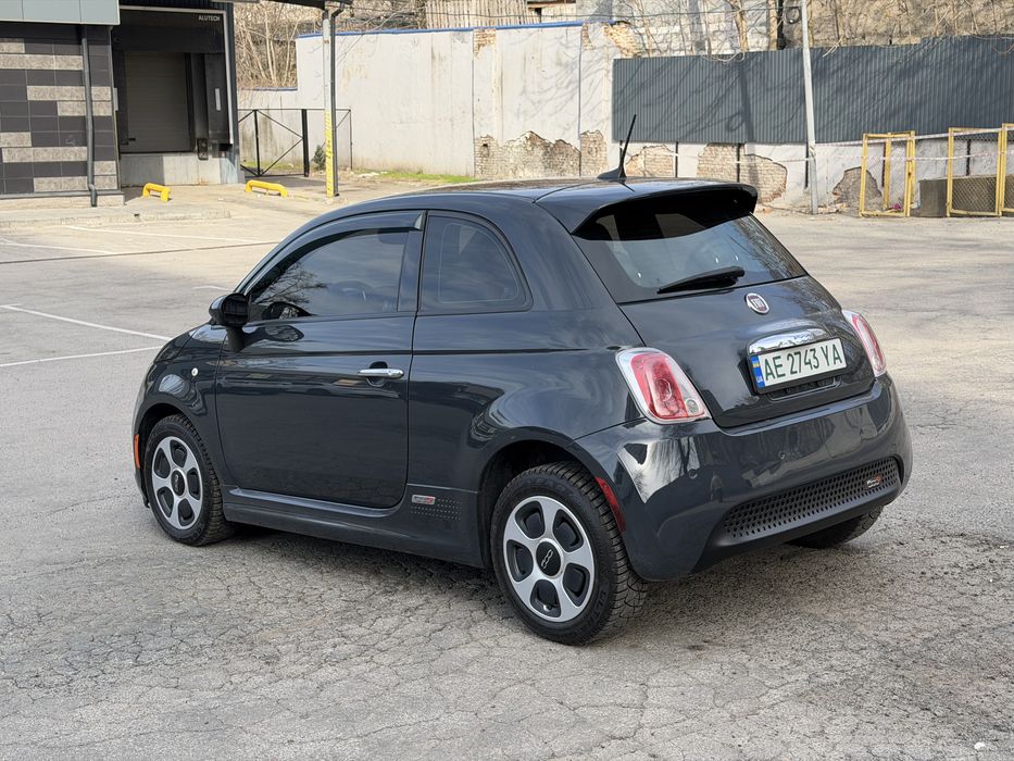2017 FIAT 500e електромобіль