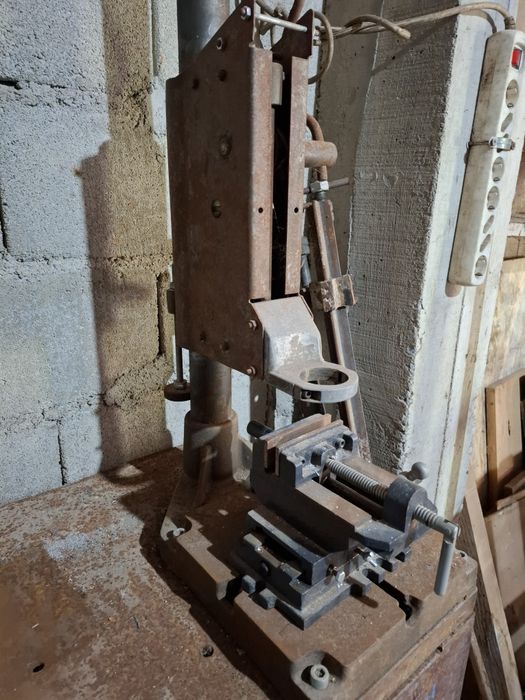 Suporte com coluna para berbequim