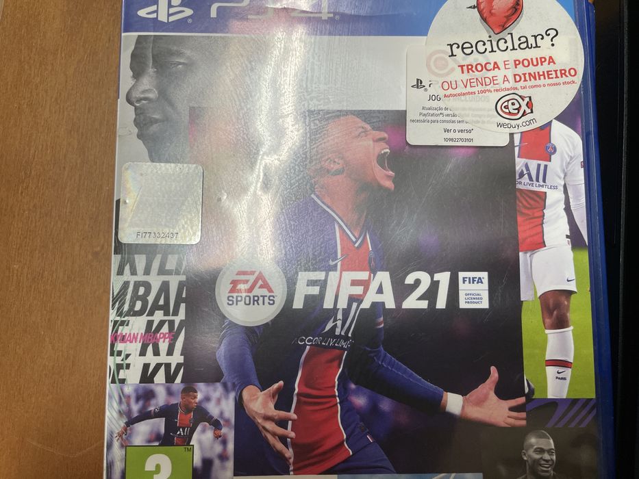 Ps4 com 2 jogos.