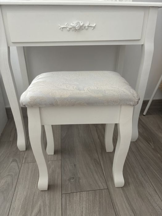 Продам туалетный столик